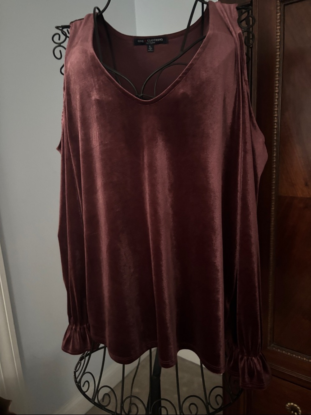 one clothing Velvet Long-Sleeve Cold-Shoulder Top in Plum
